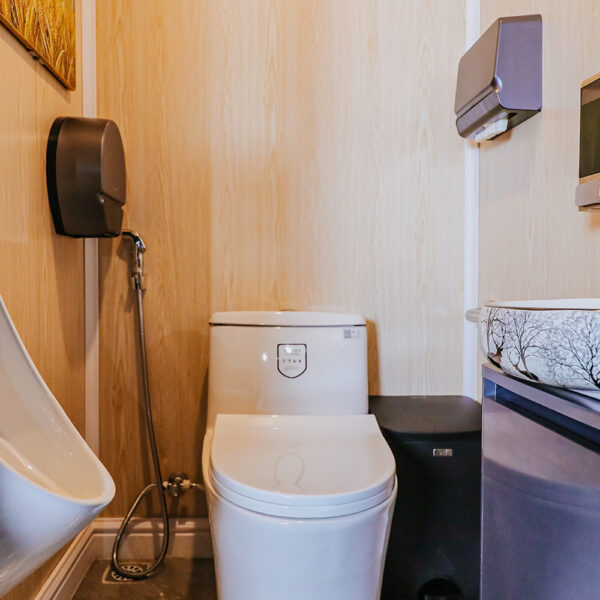 Interior layout of Pearl Mobile Oasis B-1P portable toilet