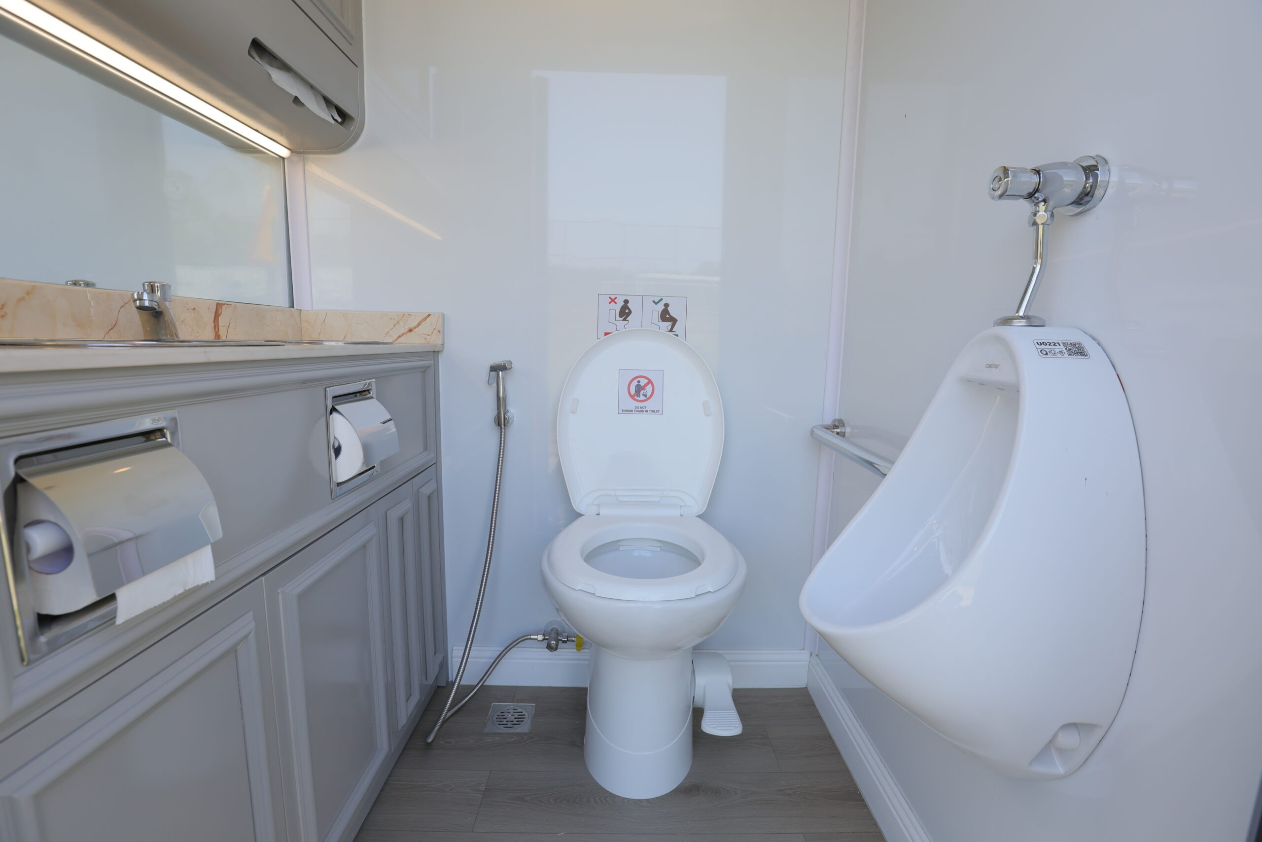 luxurious trailer,luxurious trailer restrooms,Trailer Restrooms,Premium Outdoor Sanitation Image 2 – Interior View of Luxurious Trailer Restroom
A spacious interior showing modern lighting, stainless fixtures, ventilation systems, and a clean, comfortable environment designed for professional use.